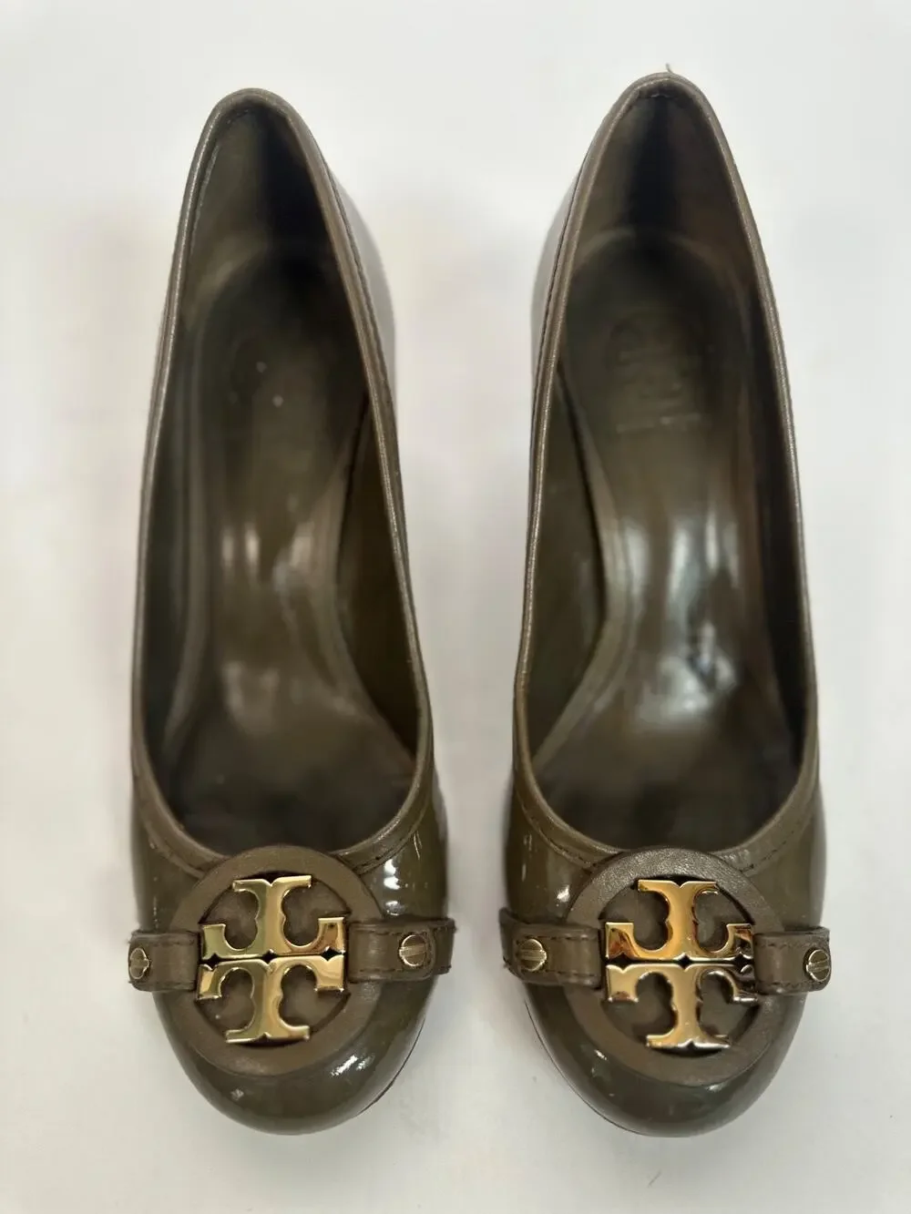 Tory Burch Olive Green Patent Leather Pumps Heels Size 7 Gold Logo Medallion